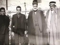 صورة قديمة للسيد هاشم الحداد في مدينة الكاظميّة مع بعض المريدين