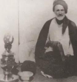 صورة قديمة للسيد هاشم الحداد في غرفة خارجية من منزله
