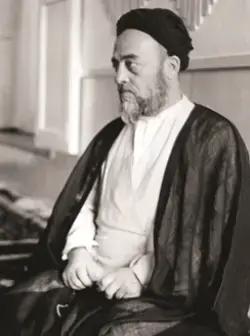 صورة العلامة السيد محمد حسين الطباطبائي في أواسط عمره