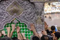 صورة قريبة لضريح الإمام الحسين عليه السلام من بين الزوار