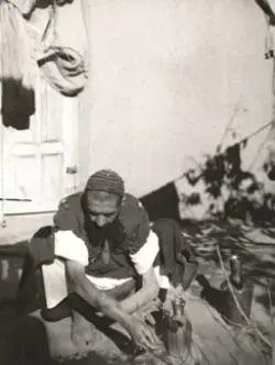 صورة نادرة للشيخ محمد جواد الانصاري أثناء الوضوء