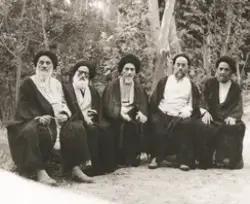 صورة العلامة الطباطبائي وآية الله الميلاني في جمع من علماء مشهد المقدسة