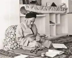 صورة العلامة الطباطبائي وهو يطالع ويكتب
