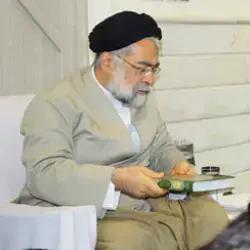 صورة وضع السيد محمد محسن الطهراني العمامة على رأس أحد تلامذته