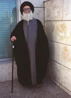 صور نادرة للعلامة الطهراني قبل عدّة سنوات من ارتحاله في فناء منزله