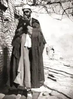 صورة قديمة للشيخ محمد جواد الأنصاري أثناء القنوت