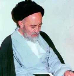 صورة العلامة الطباطبائي وهو يقرأ ويطالع 