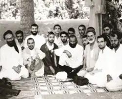 صورة نادرة للسيّد هاشم الحداد والعلامة الطهراني برفقة أصدقائه وتلامذته